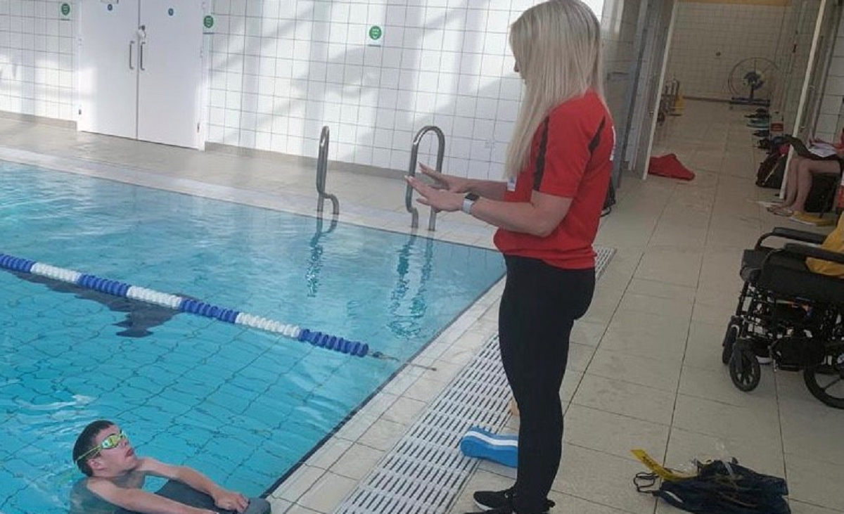 Zoe Cowan coaching para-swimmer Joe Field